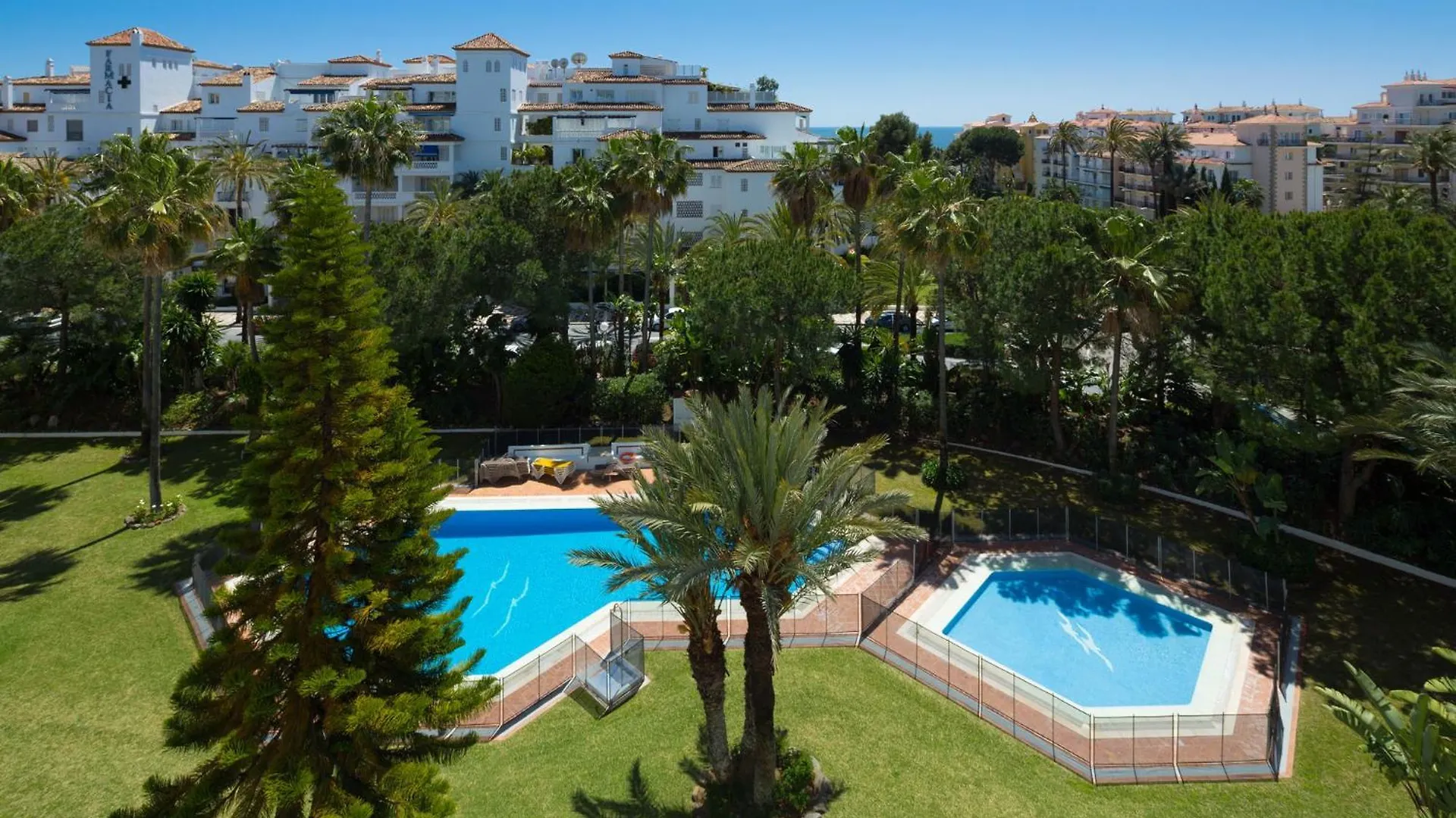 Luxury 5* 3 Beds Apartment In Playas Del Duque, Puerto Banus 마르베야