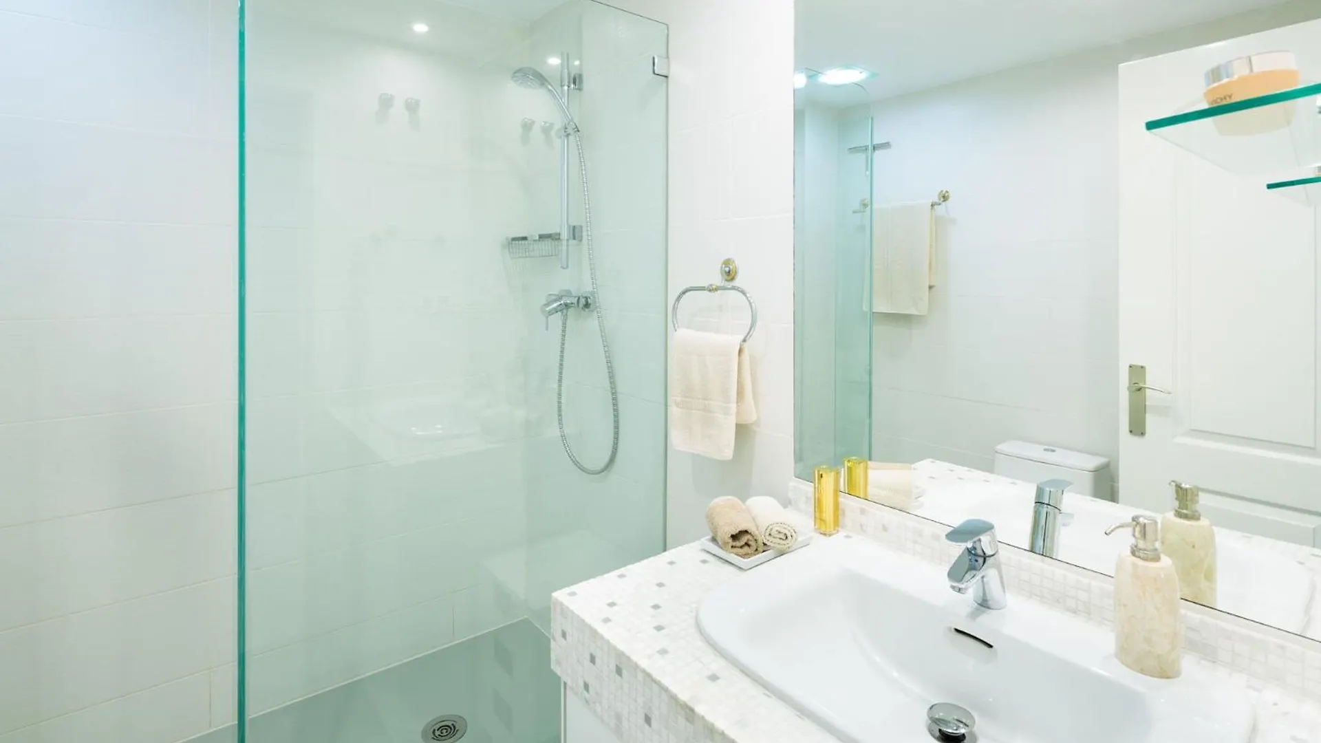Luxury 5* 3 Beds Apartment In Playas Del Duque, Puerto Banus 마르베야 0*,  스페인